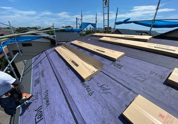 防水紙を葺いた屋根