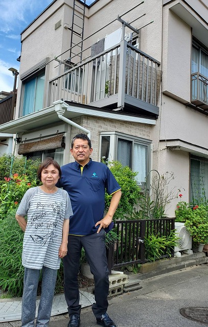 雨漏りの不安を解消させていただいたお客様と一緒に写真を撮らせていただきました。