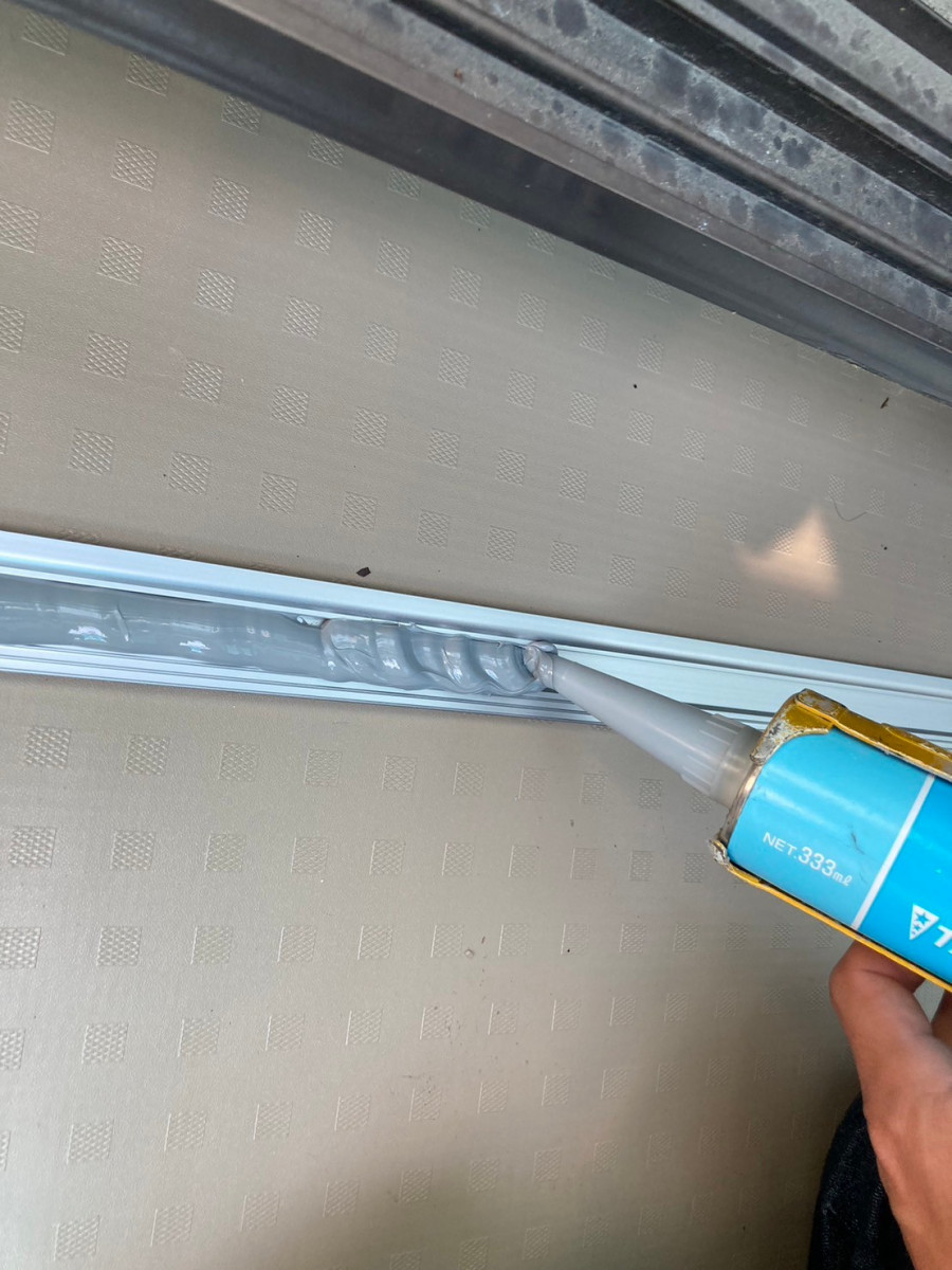 守山区でベランダの防水押え金物を取り付けている様子