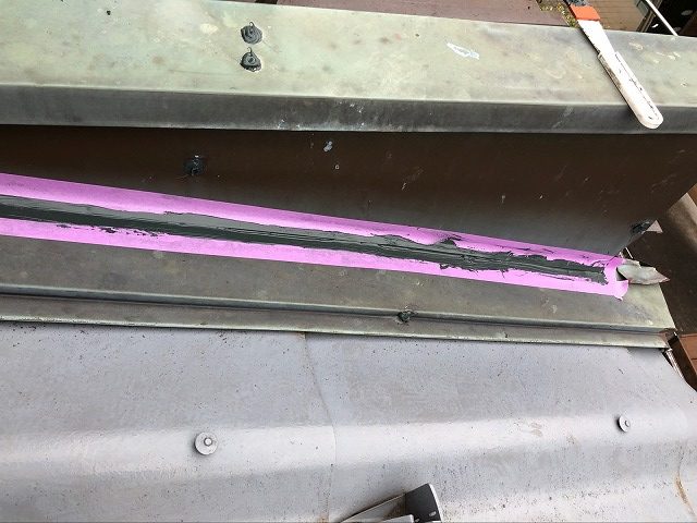 さいたま市岩槻にて雨押さえ板金のコーキング