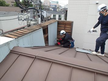 反対側のパラペットも雨漏りしているため解体