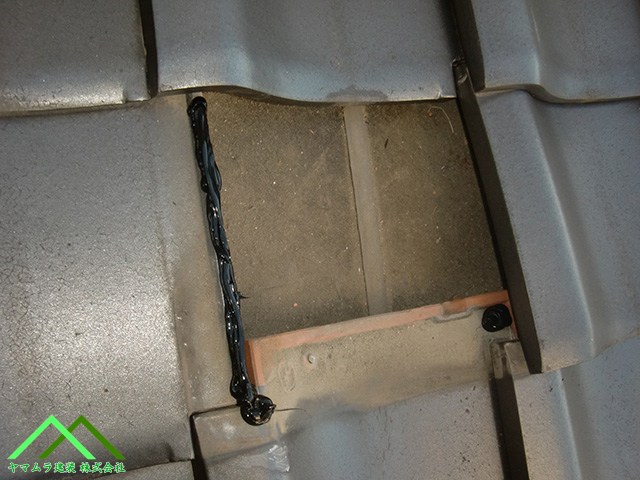 隣接瓦にコーキング塗布