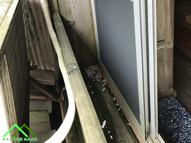 窓ガラス前の手すり