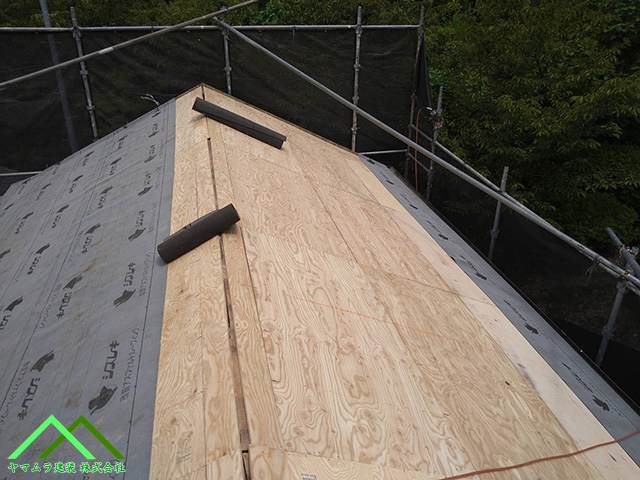 軒先からルーフィングを貼ります