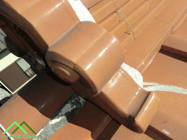 巴瓦の漆喰が黒ずみ