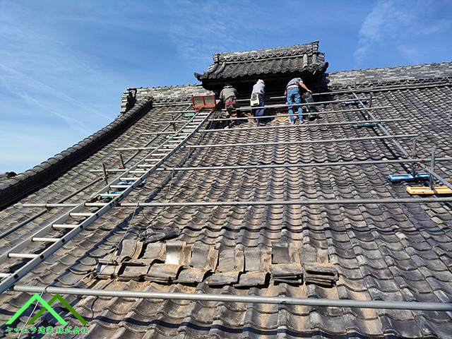 瓦で防波堤を作ります