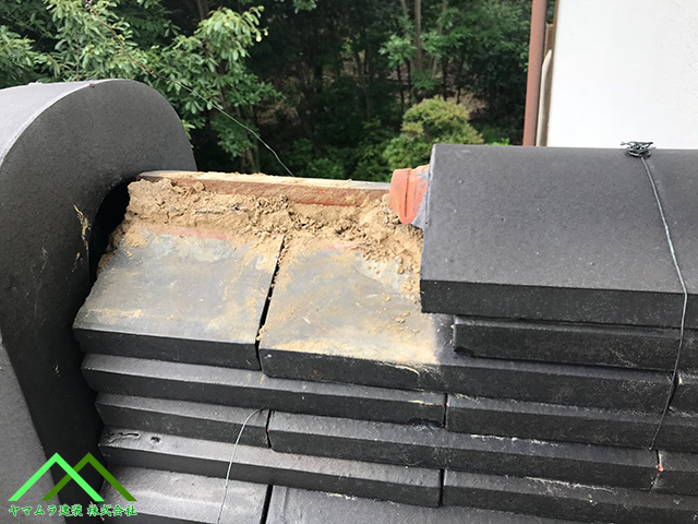 ズレたノシ瓦を取ります