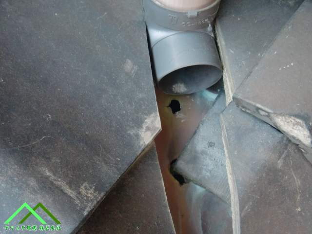 水が流れる所に穴があいています