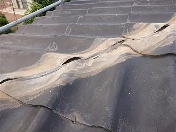 腐食した棟瓦の下地木材を撤去