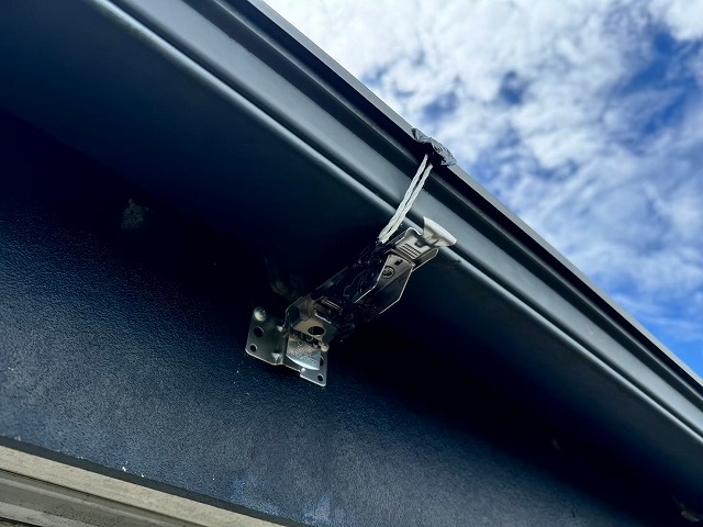 宮代町で雨樋の途中から水が漏れてくる！！そのままにしても大丈夫？？