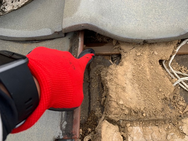 瓦下湿潤確認（指さし）