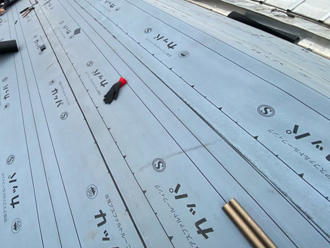屋根葺き替え工事　防水紙の設置