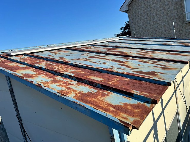 杉戸町で工場の物置の屋根修理をお考えの方へ｜トタンから折板屋根への葺き替えで雨漏り解決！