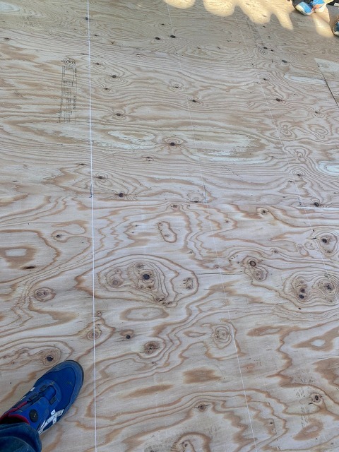 板を固定するビスは適切な間隔で打つ必要がありますので、印をつけて適正な位置に打ち込みます。