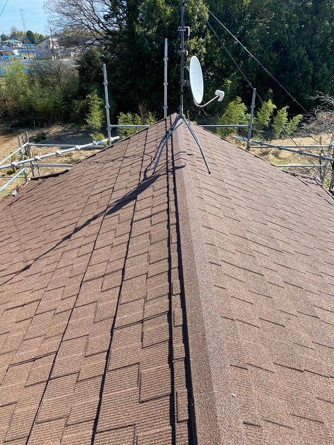 葺き替え工事完了後の屋根。和風の見た目から、洋風の見た目へと大変身を遂げました