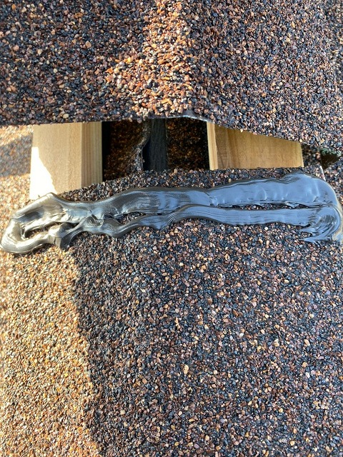 屋根の頂上にある棟部分に新しい部材を取り付けて行きます。その時、雨が浸入しないようシーリング材を施します