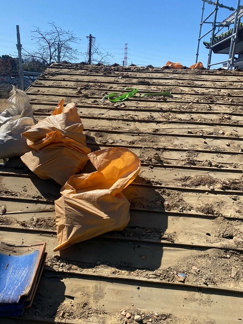 瓦の下には土やほこりなどが堆積していますので、都度、清掃を行います