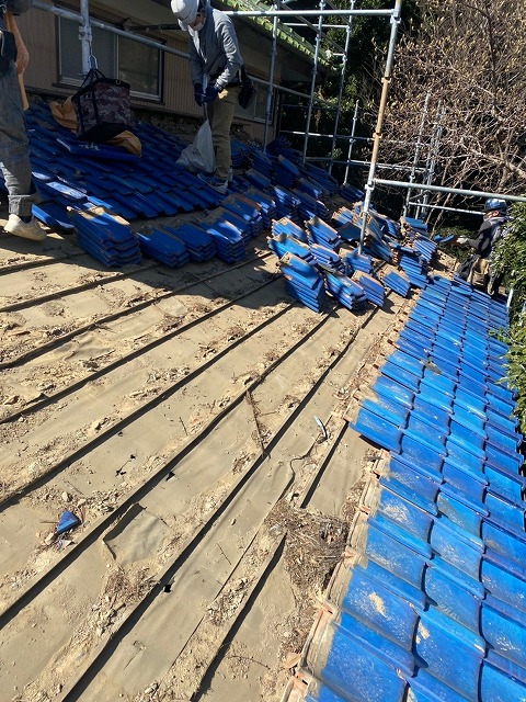 瓦降ろし作業途中です。陶器瓦の場合、手で持ち上げるだけで簡単に外せます