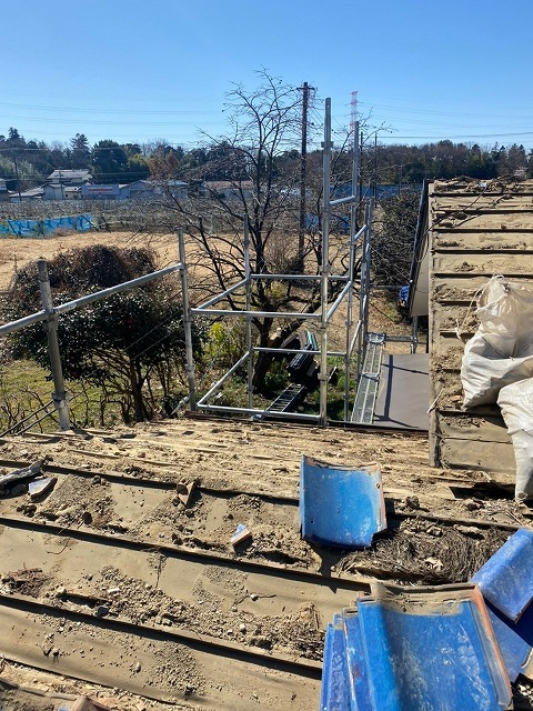 瓦降ろし作業、今ある瓦を外していきます