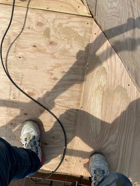 新たな下地の板を取り付けます