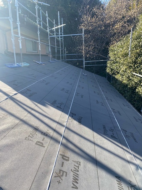 ルーフィング貼り付け。近年では防水紙ではなく、ルーフィングと呼ばれることが一般的になってきました