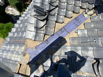 新しいルーフィング材を谷に敷設