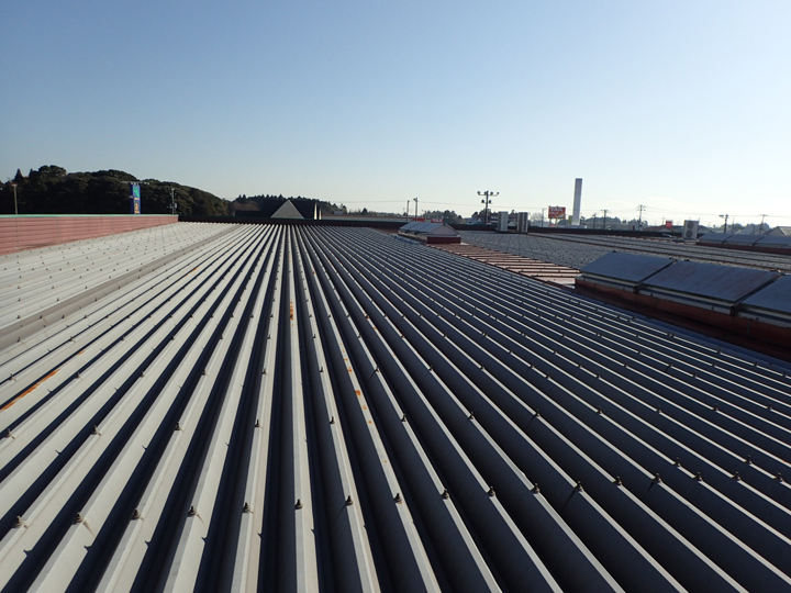 八王子市の工場・倉庫の折板屋根の雨漏りはカバー工法で解決！