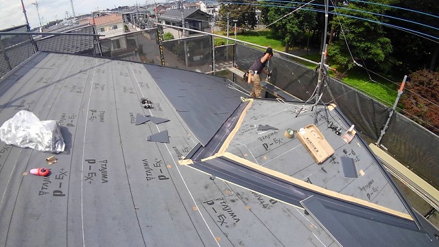 ガルバリウム鋼板の屋根材を設置している様子