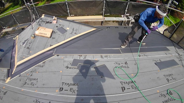 屋根材を設置している様子