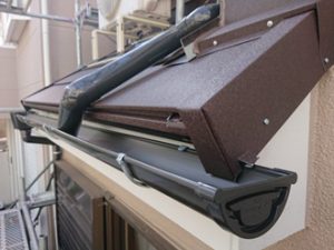 歪んだ雨樋を交換