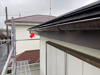 大雨や強風の影響で雨樋が歪んでしまっています