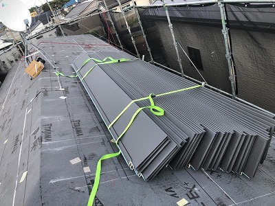 ルーフィングを敷き詰めたら、屋根材を取り付けていきます。