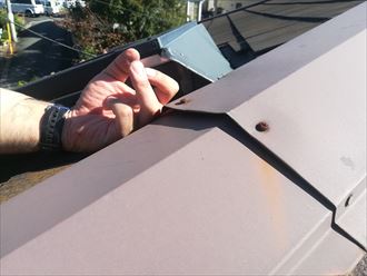 棟板金の固定力が低下しています