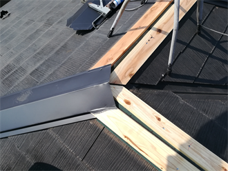 貫板に棟板金を取り付ける