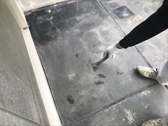 施工するバルコニー床の汚れを削り落とす