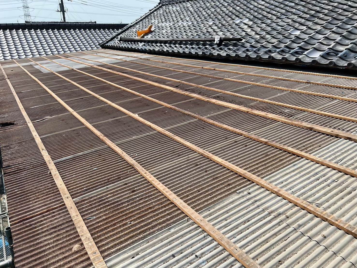 杉戸市｜鉄板波板屋根から嵌合式（かんごうしき）屋根に葺き替え工事を実施しました。