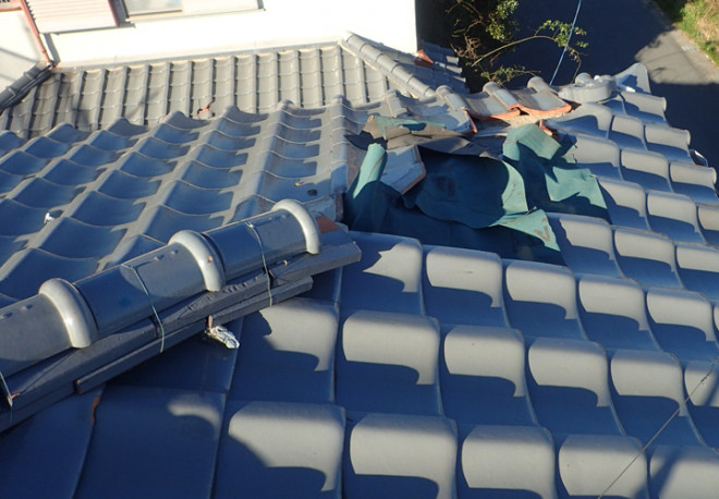 横浜市港北区岸根町にて強風被害を受けた瓦屋根の調査、防水紙が露出しいつ雨漏りを引き起こしてもおかしくない状態でした