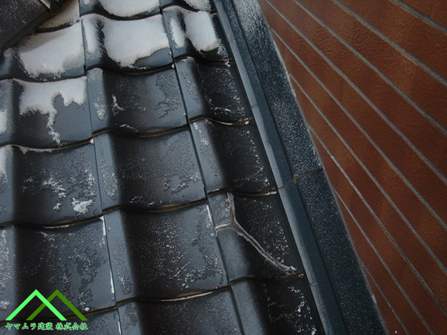 隣の瓦を取ります