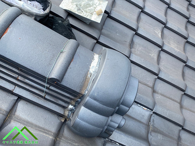 隙間をコーキングで埋めます