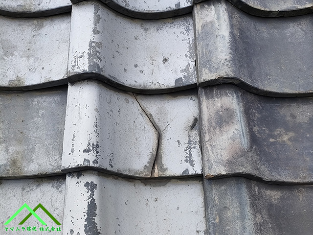 瓦に亀裂