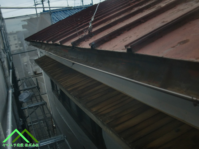 曲がった雨樋の状態