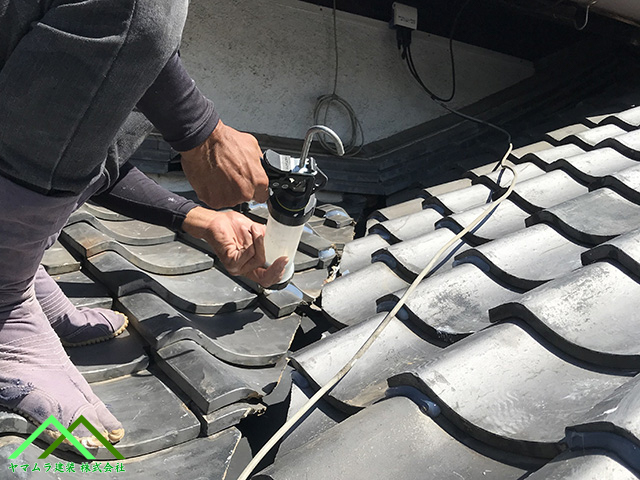 瓦のズレ落ち防止でコーキングを塗布