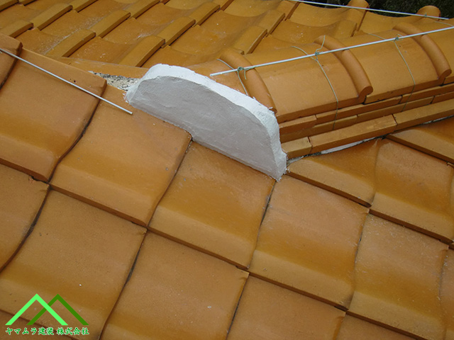 尻に漆喰を塗ります