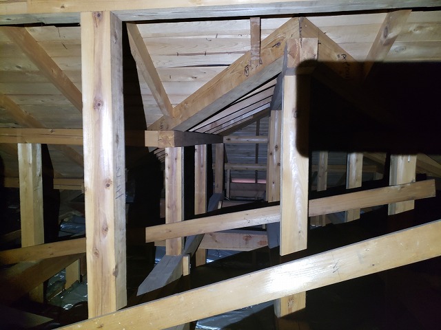 雨漏り被害の範囲を調べるため屋根裏へ