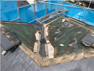 屋根材や防水紙の撤去