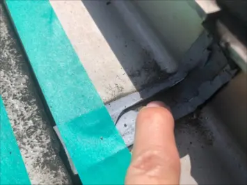 既存のコーキングを撤去する際に隙間を発見