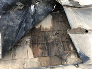 防水紙を捲ると野地板にシミが出来ていました