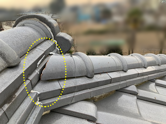 漆喰がなくなっている棟尻