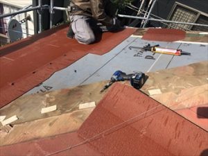 調布市国領町にて強風でスレート屋根が破損し雨漏りを引き起こしていた為、部分的に屋根葺き替え工事を実施