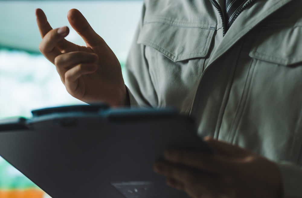 狛江市の皆さん！「屋根の板金が浮いてる！雨漏りになりますよ！」と言われたときの対処法を紹介します
